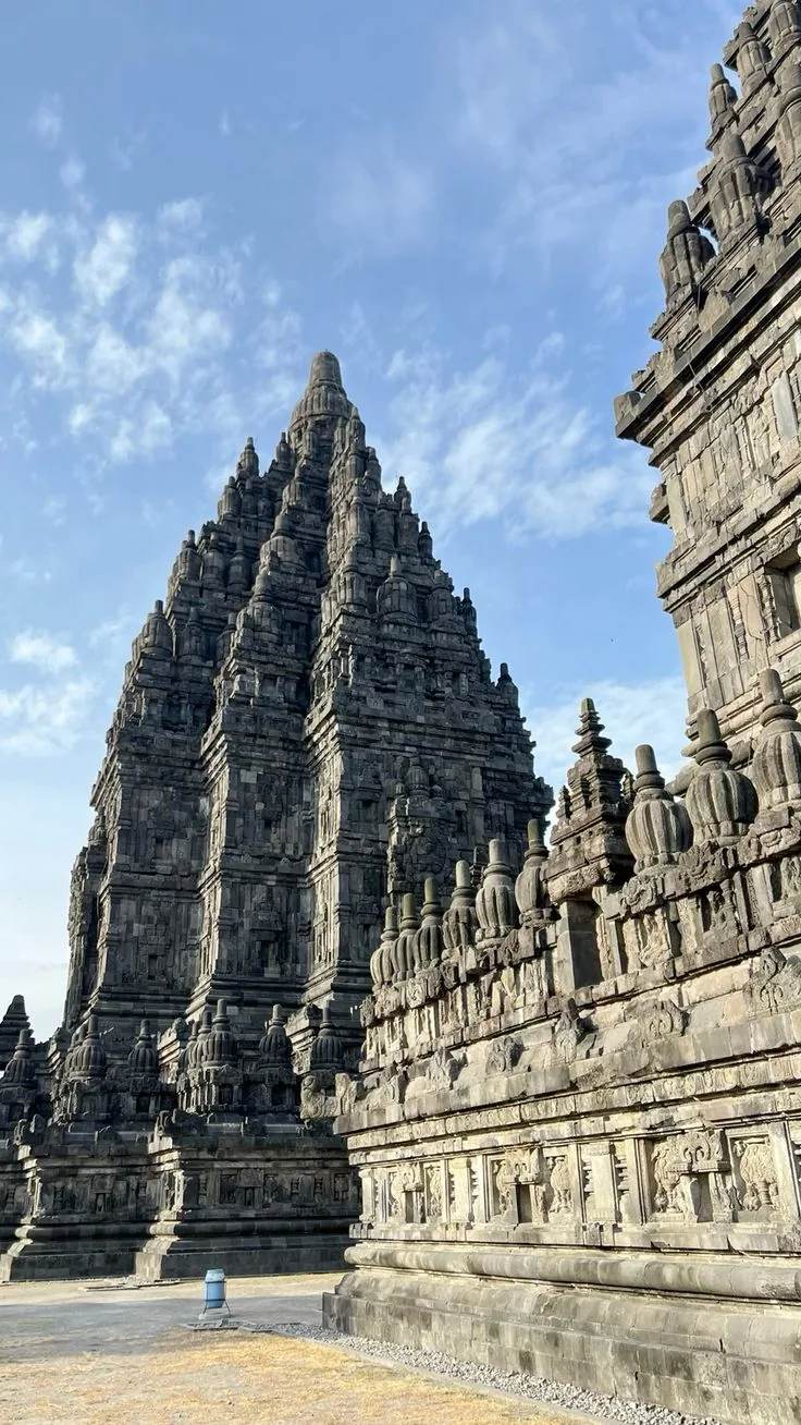 Puncak-puncak berukir Candi Prambanan menjulang di langit cerah